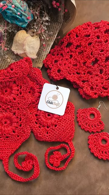 ست گوشواره و باندانا و کلاه قرمز